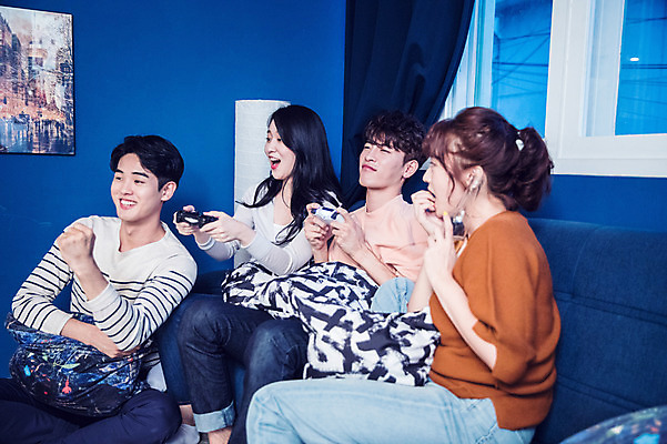 포토 JPG 주간 커플 응시 여자 남자 대학생 포즈 모션 대학생라이프 실내 미소 사람 앉기 여러명 상반신 20대 성인 앞모습 옆모습 캐주얼 파란색 친구 청춘 소파 파티 놀람 한국인 슬픔 게임 게임기 집중 즐거움 조종장치 홈파티 성인만 국내포토 자연요소 학생 라이프스타일 시선 옷 감정 뷰포인트 컬러 다수 컨셉 의자 관계 놀이 표정 동양인 이벤트 청년 내부 장비 파일형식