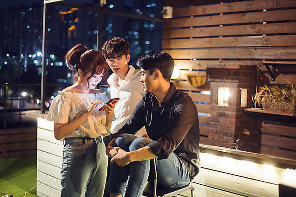 포토 JPG 응시 여자 남자 대학생 포즈 모션 탁자 대학생라이프 조명 대화 서기 사람 앉기 손짓 상반신 20대 성인 야외 옆모습 캐주얼 세명 친구 스마트폰 청춘 파티 기댐 한국인 기다림 야간 옥상 검색 준비 성인만 루프탑 국내포토 자연요소 학생 라이프스타일 시선 옷 뷰포인트 가구 컨셉 관계 말하기 동양인 이벤트 청년 핸드폰 스마트기기 파일형식