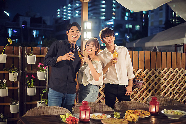 포토 JPG 응시 여자 남자 화분 음식 대학생 포즈 모션 대학생라이프 전등 맥주 피자 서기 미소 들기 사람 상반신 20대 성인 야외 앞모습 옆모습 캐주얼 세명 친구 청춘 파티 샐러드 한국인 기둥 야간 옥상 안주 즐거움 맥주병 야외테이블 성인만 루프탑 국내포토 자연요소 학생 라이프스타일 시선 옷 건축 감정 뷰포인트 컨셉 관계 탁자 술병 조명 주류 패스트푸드 서양음식 표정 동양인 이벤트 청년 파일형식