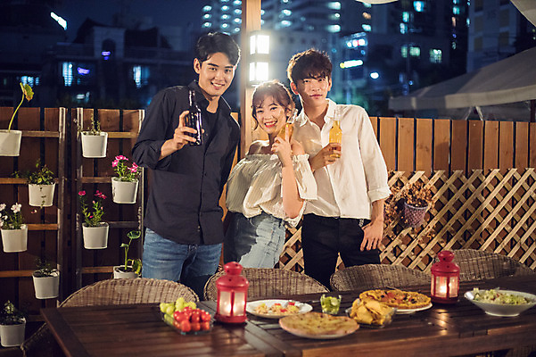 포토 JPG 응시 여자 남자 화분 음식 대학생 포즈 모션 대학생라이프 조명 맥주 피자 서기 미소 들기 사람 상반신 20대 성인 야외 앞모습 옆모습 캐주얼 세명 친구 청춘 파티 샐러드 한국인 기둥 랜턴 야간 옥상 안주 즐거움 맥주병 야외테이블 성인만 루프탑 국내포토 자연요소 학생 라이프스타일 시선 옷 건축 감정 뷰포인트 컨셉 관계 탁자 술병 주류 패스트푸드 서양음식 표정 동양인 이벤트 청년 파일형식