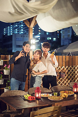 포토 JPG 응시 여자 남자 화분 음식 대학생 포즈 의자 모션 대학생라이프 맥주 피자 서기 미소 사람 상반신 20대 성인 야외 앞모습 옆모습 캐주얼 세명 친구 청춘 파티 샐러드 한국인 기둥 야간 옥상 안주 즐거움 맥주병 야외테이블 성인만 루프탑 국내포토 자연요소 학생 라이프스타일 시선 옷 건축 감정 뷰포인트 가구 컨셉 관계 탁자 술병 주류 패스트푸드 서양음식 표정 동양인 이벤트 청년 파일형식