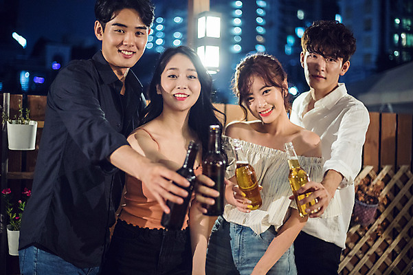 포토 JPG 커플 응시 여자 남자 대학생 포즈 모션 대학생라이프 전등 맥주 서기 미소 사람 여러명 상반신 20대 성인 야외 앞모습 옆모습 캐주얼 친구 청춘 파티 한국인 야간 옥상 손내밀기 즐거움 건배 맥주병 성인만 루프탑 국내포토 자연요소 학생 라이프스타일 시선 옷 감정 뷰포인트 다수 컨셉 관계 술병 조명 주류 표정 동양인 손짓 이벤트 청년 파일형식