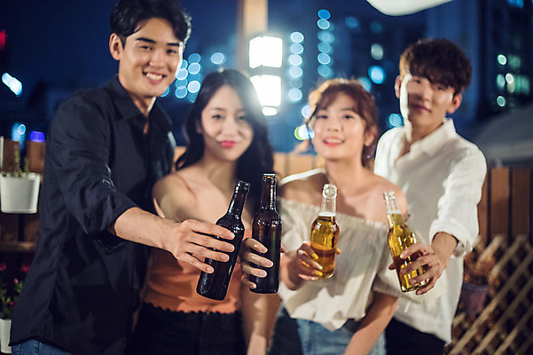 포토 JPG 커플 응시 여자 남자 대학생 포즈 모션 대학생라이프 조명 맥주 서기 미소 들기 사람 여러명 상반신 20대 성인 야외 앞모습 옆모습 아웃포커스 캐주얼 친구 청춘 파티 한국인 야간 옥상 즐거움 건배 맥주병 성인만 루프탑 국내포토 자연요소 학생 라이프스타일 시선 옷 감정 뷰포인트 다수 컨셉 관계 술병 주류 촬영기법 표정 동양인 이벤트 청년 파일형식
