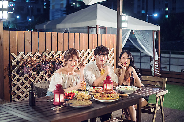 포토 JPG 응시 여자 남자 음식 대학생 포즈 모션 대학생라이프 맥주 피자 미소 사람 앉기 상반신 20대 성인 야외 앞모습 옆모습 캐주얼 세명 친구 청춘 파티 턱괴기 샐러드 한국인 랜턴 야간 옥상 안주 즐거움 맥주병 야외테이블 성인만 루프탑 국내포토 자연요소 학생 라이프스타일 시선 옷 감정 뷰포인트 컨셉 관계 탁자 술병 조명 주류 패스트푸드 서양음식 표정 동양인 이벤트 청년 파일형식