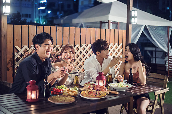 포토 JPG 커플 응시 여자 남자 음식 대학생 포즈 포크 모션 대학생라이프 맥주 병맥주 피자 웃음 사람 앉기 여러명 상반신 20대 성인 야외 앞모습 옆모습 캐주얼 친구 청춘 파티 샐러드 한국인 랜턴 야간 옥상 먹여주기 안주 즐거움 야외테이블 성인만 루프탑 국내포토 자연요소 학생 라이프스타일 식기 시선 옷 감정 뷰포인트 다수 컨셉 관계 탁자 조명 주류 패스트푸드 서양음식 표정 동양인 이벤트 청년 먹기 파일형식