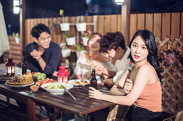 포토 JPG 커플 응시 여자 남자 음식 대학생 포즈 포크 모션 대학생라이프 맥주 피자 대화 웃음 사람 앉기 여러명 상반신 20대 성인 야외 앞모습 옆모습 아웃포커스 캐주얼 친구 청춘 파티 샐러드 한국인 야간 옥상 먹기 안주 즐거움 맥주병 야외테이블 성인만 루프탑 국내포토 자연요소 학생 라이프스타일 식기 시선 옷 감정 뷰포인트 다수 컨셉 관계 탁자 술병 주류 패스트푸드 서양음식 촬영기법 표정 말하기 동양인 이벤트 청년 파일형식