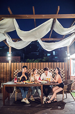 포토 JPG 전신 커플 응시 여자 남자 음식 대학생 포즈 모션 대학생라이프 맥주 피자 미소 사람 앉기 여러명 20대 성인 야외 앞모습 옆모습 캐주얼 친구 청춘 파티 샐러드 한국인 야간 옥상 안주 즐거움 맥주잔 야외테이블 성인만 루프탑 국내포토 자연요소 학생 라이프스타일 시선 옷 감정 뷰포인트 다수 컨셉 술잔 관계 탁자 주류 패스트푸드 서양음식 표정 동양인 이벤트 청년 파일형식