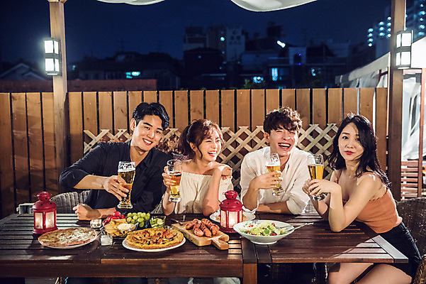 포토 JPG 커플 응시 여자 남자 음식 대학생 포즈 모션 대학생라이프 맥주 피자 미소 웃음 들기 사람 앉기 여러명 상반신 20대 성인 야외 앞모습 옆모습 캐주얼 친구 청춘 파티 샐러드 한국인 마시기 야간 옥상 안주 즐거움 맥주잔 야외테이블 성인만 루프탑 국내포토 자연요소 학생 라이프스타일 시선 옷 감정 뷰포인트 다수 컨셉 술잔 관계 탁자 주류 패스트푸드 서양음식 표정 동양인 이벤트 청년 파일형식