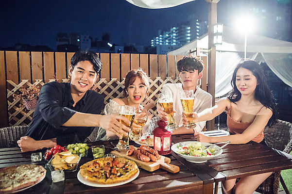 포토 JPG 커플 응시 여자 남자 음식 대학생 포즈 모션 대학생라이프 조명 맥주 피자 미소 사람 앉기 여러명 상반신 20대 성인 야외 앞모습 옆모습 캐주얼 친구 청춘 파티 샐러드 한국인 야간 옥상 안주 즐거움 건배 맥주잔 야외테이블 성인만 루프탑 국내포토 자연요소 학생 라이프스타일 시선 옷 감정 뷰포인트 다수 컨셉 술잔 관계 탁자 주류 패스트푸드 서양음식 표정 동양인 이벤트 청년 파일형식