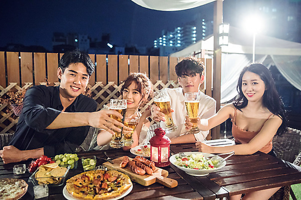 포토 JPG 커플 응시 여자 남자 음식 대학생 포즈 모션 대학생라이프 조명 맥주 피자 미소 사람 앉기 여러명 상반신 20대 성인 야외 앞모습 옆모습 캐주얼 친구 청춘 파티 샐러드 한국인 야간 옥상 안주 즐거움 건배 맥주잔 야외테이블 성인만 루프탑 국내포토 자연요소 학생 라이프스타일 시선 옷 감정 뷰포인트 다수 컨셉 술잔 관계 탁자 주류 패스트푸드 서양음식 표정 동양인 이벤트 청년 파일형식