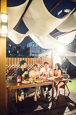 포토 JPG 전신 커플 응시 여자 남자 음식 대학생 포즈 모션 대학생라이프 조명 맥주 피자 사람 앉기 여러명 20대 성인 야외 앞모습 옆모습 캐주얼 친구 청춘 파티 샐러드 한국인 랜턴 야간 옥상 먹기 안주 즐거움 야외테이블 성인만 루프탑 국내포토 자연요소 학생 라이프스타일 시선 옷 감정 뷰포인트 다수 컨셉 관계 탁자 주류 패스트푸드 서양음식 동양인 이벤트 청년 파일형식