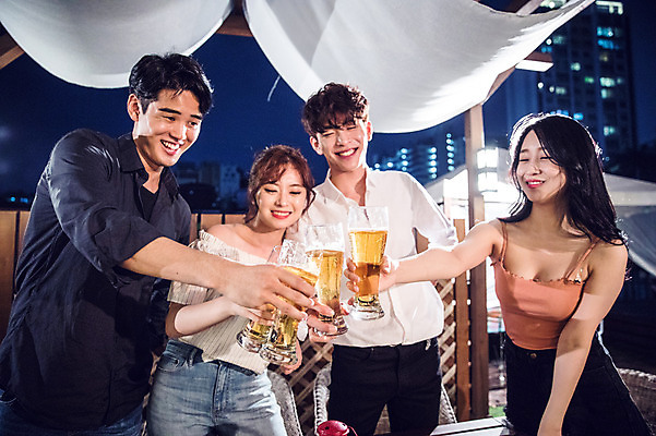 포토 JPG 커플 응시 여자 남자 대학생 포즈 모션 대학생라이프 맥주 서기 미소 사람 여러명 상반신 20대 성인 야외 앞모습 옆모습 캐주얼 친구 청춘 파티 한국인 야간 옥상 즐거움 건배 맥주잔 성인만 루프탑 국내포토 자연요소 학생 라이프스타일 시선 옷 감정 뷰포인트 다수 컨셉 술잔 관계 주류 표정 동양인 이벤트 청년 파일형식
