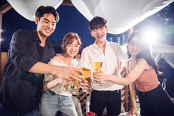 포토 JPG 커플 응시 여자 남자 대학생 포즈 모션 대학생라이프 맥주 서기 미소 사람 여러명 상반신 20대 성인 야외 앞모습 옆모습 아웃포커스 캐주얼 친구 청춘 파티 한국인 야간 옥상 즐거움 건배 맥주잔 성인만 루프탑 국내포토 자연요소 학생 라이프스타일 시선 옷 감정 뷰포인트 다수 컨셉 술잔 관계 주류 촬영기법 표정 동양인 이벤트 청년 파일형식