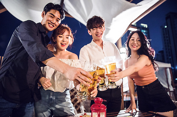 포토 JPG 커플 응시 여자 남자 대학생 포즈 모션 대학생라이프 맥주 서기 미소 사람 여러명 상반신 20대 성인 야외 앞모습 옆모습 아웃포커스 캐주얼 친구 청춘 파티 한국인 랜턴 야간 옥상 즐거움 건배 맥주잔 야외테이블 성인만 루프탑 국내포토 자연요소 학생 라이프스타일 시선 옷 감정 뷰포인트 다수 컨셉 술잔 관계 탁자 조명 주류 촬영기법 표정 동양인 이벤트 청년 파일형식