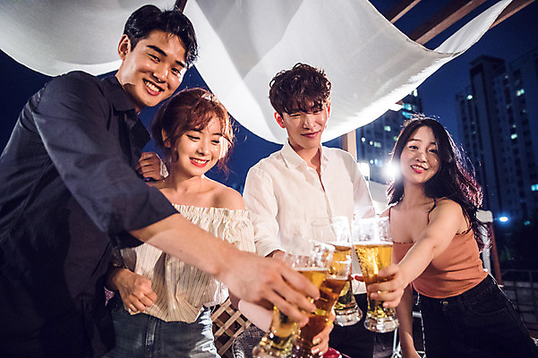 포토 JPG 커플 응시 여자 남자 대학생 로우앵글 대학생라이프 맥주 서기 미소 사람 여러명 상반신 20대 성인 야외 앞모습 옆모습 아웃포커스 캐주얼 친구 청춘 파티 한국인 야간 옥상 즐거움 건배 맥주잔 성인만 루프탑 국내포토 자연요소 학생 라이프스타일 시선 옷 감정 뷰포인트 다수 컨셉 술잔 관계 모션 주류 촬영기법 표정 동양인 이벤트 청년 파일형식