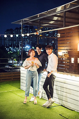 포토 JPG 전신 응시 여자 남자 대학생 포즈 모션 탁자 대학생라이프 조명 맥주 서기 미소 웃음 들기 사람 20대 성인 야외 앞모습 옆모습 캐주얼 세명 친구 청춘 파티 기댐 한국인 야간 옥상 즐거움 맥주잔 성인만 루프탑 국내포토 자연요소 학생 라이프스타일 시선 옷 감정 뷰포인트 가구 컨셉 술잔 관계 주류 표정 동양인 이벤트 청년 파일형식