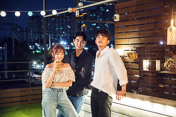 포토 JPG 응시 여자 남자 대학생 포즈 모션 탁자 대학생라이프 전등 맥주 서기 미소 들기 사람 상반신 20대 성인 야외 앞모습 옆모습 캐주얼 세명 친구 청춘 파티 눈감음 기댐 한국인 마시기 야간 옥상 즐거움 맥주잔 성인만 루프탑 국내포토 자연요소 학생 라이프스타일 시선 옷 감정 뷰포인트 가구 컨셉 술잔 관계 조명 주류 표정 동양인 이벤트 청년 파일형식