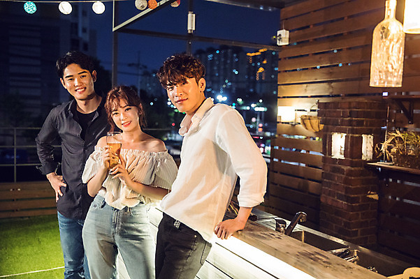 포토 JPG 응시 여자 남자 대학생 허리손 포즈 모션 탁자 대학생라이프 맥주 서기 미소 들기 사람 상반신 20대 성인 야외 앞모습 옆모습 캐주얼 세명 친구 청춘 파티 기댐 한국인 야간 옥상 즐거움 맥주잔 성인만 루프탑 국내포토 자연요소 학생 라이프스타일 시선 옷 감정 뷰포인트 가구 컨셉 술잔 관계 주류 표정 동양인 이벤트 청년 파일형식