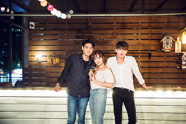 포토 JPG 응시 여자 남자 대학생 포즈 모션 탁자 대학생라이프 전등 맥주 서기 미소 들기 사람 상반신 20대 성인 야외 앞모습 옆모습 캐주얼 세명 친구 청춘 파티 기댐 한국인 야간 옥상 즐거움 맥주잔 성인만 루프탑 국내포토 자연요소 학생 라이프스타일 시선 옷 감정 뷰포인트 가구 컨셉 술잔 관계 조명 주류 표정 동양인 이벤트 청년 파일형식