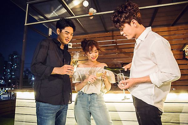 포토 JPG 커플 응시 여자 남자 대학생 포즈 와인잔 모션 대학생라이프 조명 서기 미소 웃음 들기 사람 상반신 20대 성인 야외 앞모습 옆모습 캐주얼 세명 친구 청춘 파티 와인 한국인 붓기 야간 옥상 화이트와인 와인병 즐거움 성인만 루프탑 국내포토 자연요소 학생 라이프스타일 시선 옷 감정 뷰포인트 컨셉 술잔 관계 병_용기 주류 표정 동양인 이벤트 청년 파일형식