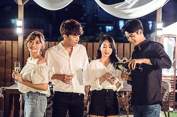 포토 JPG 커플 응시 여자 남자 대학생 포즈 와인잔 모션 대학생라이프 조명 서기 미소 웃음 들기 사람 여러명 상반신 20대 성인 야외 앞모습 옆모습 장식 캐주얼 친구 청춘 파티 와인 한국인 붓기 야간 옥상 화이트와인 즐거움 성인만 루프탑 국내포토 자연요소 학생 라이프스타일 시선 옷 감정 뷰포인트 다수 컨셉 술잔 관계 주류 표정 동양인 이벤트 청년 파일형식