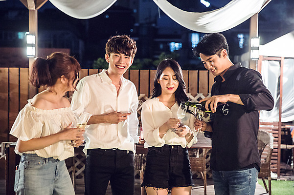 포토 JPG 커플 응시 여자 남자 대학생 포즈 와인잔 모션 대학생라이프 조명 서기 미소 웃음 들기 사람 여러명 상반신 20대 성인 야외 앞모습 옆모습 장식 캐주얼 친구 청춘 파티 와인 한국인 붓기 야간 옥상 화이트와인 와인병 즐거움 성인만 루프탑 국내포토 자연요소 학생 라이프스타일 시선 옷 감정 뷰포인트 다수 컨셉 술잔 관계 병_용기 주류 표정 동양인 이벤트 청년 파일형식