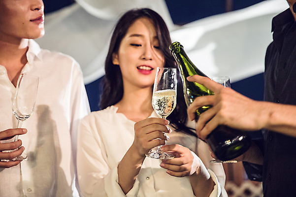 포토 JPG 커플 여자 남자 대학생 포즈 와인잔 모션 대학생라이프 서기 미소 웃음 들기 사람 상반신 20대 성인 야외 앞모습 옆모습 아웃포커스 캐주얼 세명 친구 청춘 파티 와인 한국인 붓기 야간 옥상 화이트와인 와인병 즐거움 성인만 루프탑 국내포토 자연요소 학생 라이프스타일 옷 감정 뷰포인트 컨셉 술잔 관계 병_용기 주류 촬영기법 표정 동양인 이벤트 청년 파일형식