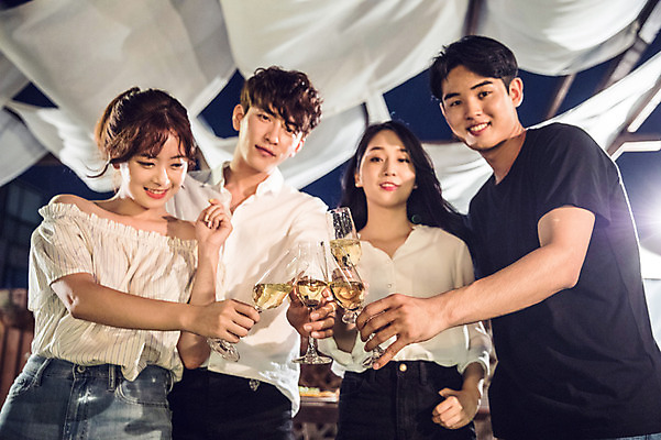 포토 JPG 커플 응시 여자 남자 대학생 포즈 와인잔 모션 대학생라이프 서기 미소 웃음 들기 사람 여러명 상반신 20대 성인 야외 앞모습 옆모습 장식 캐주얼 친구 청춘 파티 와인 한국인 야간 옥상 화이트와인 즐거움 건배 성인만 루프탑 국내포토 자연요소 학생 라이프스타일 시선 옷 감정 뷰포인트 다수 컨셉 술잔 관계 주류 표정 동양인 이벤트 청년 파일형식