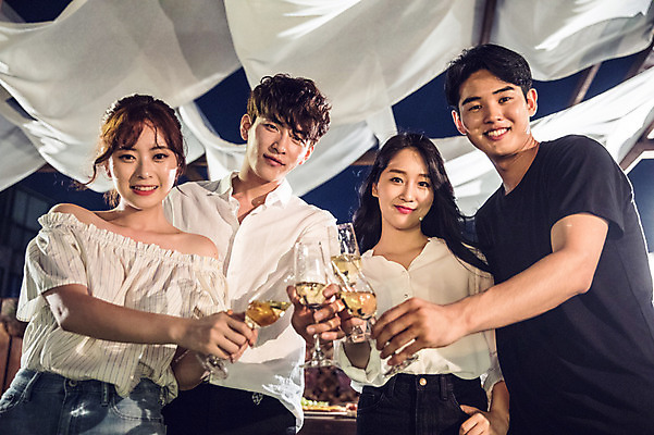 포토 JPG 커플 응시 여자 남자 대학생 포즈 와인잔 모션 대학생라이프 서기 미소 웃음 들기 사람 여러명 상반신 20대 성인 야외 앞모습 옆모습 장식 캐주얼 친구 청춘 파티 와인 한국인 야간 옥상 화이트와인 즐거움 건배 성인만 루프탑 국내포토 자연요소 학생 라이프스타일 시선 옷 감정 뷰포인트 다수 컨셉 술잔 관계 주류 표정 동양인 이벤트 청년 파일형식