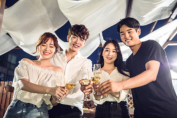 포토 JPG 커플 응시 여자 남자 대학생 포즈 와인잔 모션 대학생라이프 서기 미소 웃음 들기 사람 여러명 상반신 20대 성인 야외 앞모습 옆모습 장식 캐주얼 친구 청춘 파티 와인 한국인 야간 옥상 화이트와인 즐거움 건배 성인만 루프탑 국내포토 자연요소 학생 라이프스타일 시선 옷 감정 뷰포인트 다수 컨셉 술잔 관계 주류 표정 동양인 이벤트 청년 파일형식