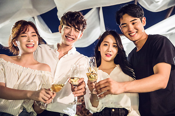 포토 JPG 커플 응시 여자 남자 대학생 와인잔 대학생라이프 서기 미소 웃음 들기 사람 여러명 상반신 20대 성인 야외 앞모습 장식 캐주얼 친구 청춘 파티 와인 한국인 야간 옥상 화이트와인 즐거움 건배 성인만 루프탑 국내포토 자연요소 학생 라이프스타일 시선 옷 감정 뷰포인트 다수 컨셉 술잔 관계 모션 주류 표정 동양인 이벤트 청년 파일형식