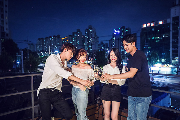 포토 JPG 커플 응시 여자 남자 대학생 포즈 야경 와인잔 난간 모션 밤하늘 대학생라이프 아파트 서기 미소 웃음 들기 사람 빌딩 여러명 상반신 20대 성인 야외 앞모습 옆모습 아웃포커스 캐주얼 파란색 친구 청춘 파티 와인 기댐 한국인 야간 옥상 화이트와인 즐거움 건배 성인만 루프탑 국내포토 자연요소 학생 라이프스타일 시선 옷 감정 뷰포인트 컬러 다수 컨셉 술잔 관계 하늘 주택 주류 촬영기법 표정 동양인 이벤트 청년 건물 파일형식 풍경_경치