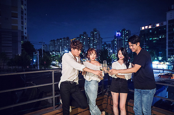 포토 JPG 커플 여자 남자 대학생 포즈 야경 와인잔 난간 모션 밤하늘 대학생라이프 아파트 서기 미소 웃음 들기 사람 빌딩 여러명 상반신 20대 성인 야외 앞모습 옆모습 아웃포커스 캐주얼 파란색 친구 청춘 파티 와인 기댐 한국인 야간 옥상 화이트와인 즐거움 건배 성인만 루프탑 국내포토 자연요소 학생 라이프스타일 옷 감정 뷰포인트 컬러 다수 컨셉 술잔 관계 하늘 주택 주류 촬영기법 표정 동양인 이벤트 청년 건물 파일형식 풍경_경치