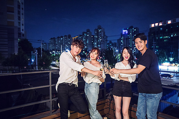 포토 JPG 커플 응시 여자 남자 대학생 포즈 야경 와인잔 난간 모션 대학생라이프 서기 미소 웃음 들기 사람 빌딩 여러명 상반신 20대 성인 야외 앞모습 옆모습 아웃포커스 캐주얼 파란색 친구 청춘 파티 와인 기댐 한국인 옥상 화이트와인 즐거움 건배 성인만 루프탑 국내포토 학생 라이프스타일 시선 옷 감정 뷰포인트 컬러 다수 컨셉 술잔 관계 주류 촬영기법 표정 동양인 이벤트 청년 건물 야간 파일형식 풍경_경치