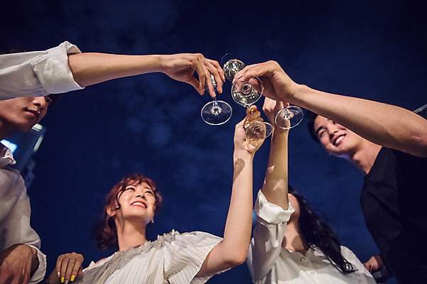 포토 JPG 커플 응시 여자 남자 대학생 로우앵글 와인잔 대학생라이프 서기 미소 웃음 들기 사람 손짓 여러명 상반신 20대 성인 야외 앞모습 옆모습 아웃포커스 캐주얼 파란색 친구 청춘 파티 와인 한국인 야간 옥상 화이트와인 즐거움 건배 성인만 루프탑 국내포토 자연요소 학생 라이프스타일 시선 옷 감정 뷰포인트 컬러 다수 컨셉 술잔 관계 모션 주류 촬영기법 표정 동양인 이벤트 청년 파일형식