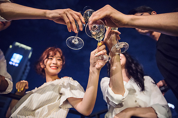 포토 JPG 커플 응시 여자 남자 대학생 로우앵글 포즈 와인잔 모션 대학생라이프 서기 미소 웃음 들기 사람 손짓 여러명 상반신 20대 성인 야외 앞모습 옆모습 아웃포커스 캐주얼 파란색 친구 청춘 파티 와인 한국인 야간 옥상 화이트와인 즐거움 건배 성인만 루프탑 국내포토 자연요소 학생 라이프스타일 시선 옷 감정 뷰포인트 컬러 다수 컨셉 술잔 관계 주류 촬영기법 표정 동양인 이벤트 청년 파일형식