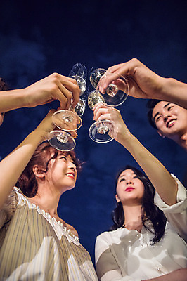 포토 JPG 커플 응시 여자 남자 대학생 로우앵글 와인잔 대학생라이프 서기 미소 웃음 들기 사람 손짓 여러명 상반신 20대 성인 야외 앞모습 옆모습 아웃포커스 캐주얼 파란색 친구 청춘 파티 와인 한국인 야간 옥상 화이트와인 즐거움 건배 성인만 루프탑 국내포토 자연요소 학생 라이프스타일 시선 옷 감정 뷰포인트 컬러 다수 컨셉 술잔 관계 모션 주류 촬영기법 표정 동양인 이벤트 청년 파일형식