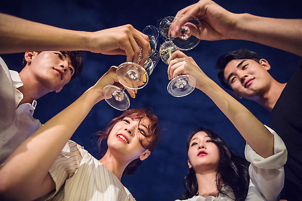 포토 JPG 커플 응시 여자 남자 대학생 로우앵글 와인잔 대학생라이프 서기 미소 웃음 들기 사람 손짓 여러명 상반신 20대 성인 야외 앞모습 옆모습 아웃포커스 캐주얼 파란색 친구 청춘 파티 와인 한국인 야간 옥상 화이트와인 즐거움 건배 성인만 루프탑 국내포토 자연요소 학생 라이프스타일 시선 옷 감정 뷰포인트 컬러 다수 컨셉 술잔 관계 모션 주류 촬영기법 표정 동양인 이벤트 청년 파일형식