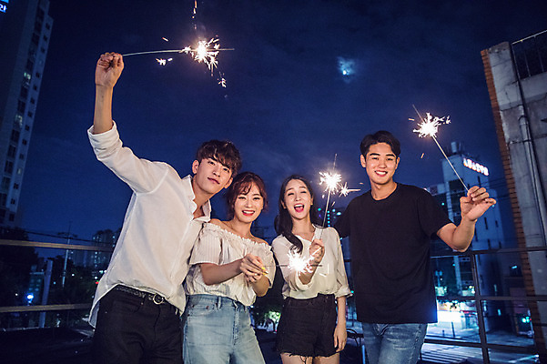 포토 JPG 커플 응시 여자 남자 대학생 포즈 모션 밤하늘 대학생라이프 폭죽 불꽃놀이 서기 미소 웃음 들기 사람 여러명 상반신 20대 성인 야외 앞모습 캐주얼 파란색 친구 청춘 파티 손들기 다정 한국인 야간 옥상 즐거움 성인만 루프탑 스파클라 국내포토 자연요소 학생 라이프스타일 시선 옷 감정 뷰포인트 컬러 다수 컨셉 관계 놀이 하늘 표정 동양인 이벤트 청년 파일형식