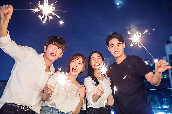 포토 JPG 커플 응시 여자 남자 대학생 로우앵글 포즈 모션 밤하늘 대학생라이프 폭죽 불꽃놀이 서기 미소 웃음 들기 사람 여러명 상반신 20대 성인 야외 앞모습 캐주얼 파란색 친구 청춘 파티 다정 한국인 야간 옥상 즐거움 성인만 루프탑 스파클라 국내포토 자연요소 학생 라이프스타일 시선 옷 감정 뷰포인트 컬러 다수 컨셉 관계 놀이 하늘 표정 동양인 이벤트 청년 파일형식