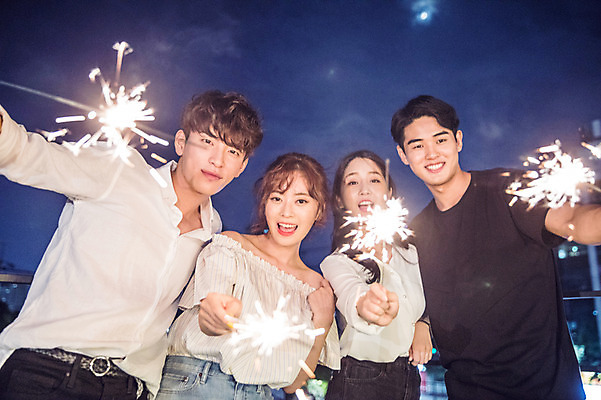 포토 JPG 커플 응시 여자 남자 대학생 로우앵글 포즈 모션 밤하늘 대학생라이프 폭죽 불꽃놀이 서기 미소 웃음 들기 사람 여러명 상반신 20대 성인 야외 앞모습 캐주얼 파란색 친구 청춘 파티 다정 한국인 야간 옥상 손내밀기 즐거움 성인만 루프탑 스파클라 국내포토 자연요소 학생 라이프스타일 시선 옷 감정 뷰포인트 컬러 다수 컨셉 관계 놀이 하늘 표정 동양인 손짓 이벤트 청년 파일형식
