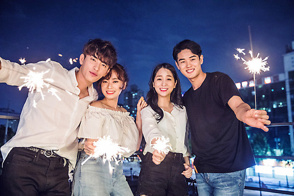 포토 JPG 커플 응시 여자 남자 대학생 포즈 모션 대학생라이프 폭죽 불꽃놀이 서기 미소 웃음 들기 사람 여러명 상반신 20대 성인 야외 앞모습 캐주얼 파란색 친구 청춘 파티 다정 한국인 야간 옥상 손내밀기 즐거움 성인만 루프탑 스파클라 국내포토 자연요소 학생 라이프스타일 시선 옷 감정 뷰포인트 컬러 다수 컨셉 관계 놀이 표정 동양인 손짓 이벤트 청년 파일형식