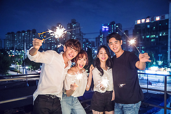 포토 JPG 커플 응시 여자 남자 대학생 포즈 난간 모션 대학생라이프 폭죽 불꽃놀이 서기 미소 웃음 들기 사람 여러명 상반신 20대 성인 야외 앞모습 옆모습 캐주얼 파란색 친구 청춘 파티 다정 한국인 야간 옥상 즐거움 성인만 루프탑 스파클라 국내포토 자연요소 학생 라이프스타일 시선 옷 감정 뷰포인트 컬러 다수 컨셉 관계 놀이 표정 동양인 이벤트 청년 파일형식