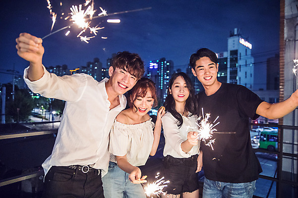 포토 JPG 커플 응시 여자 남자 대학생 포즈 난간 모션 대학생라이프 폭죽 불꽃놀이 서기 미소 웃음 들기 사람 여러명 상반신 20대 성인 야외 앞모습 캐주얼 파란색 친구 청춘 파티 다정 한국인 야간 옥상 즐거움 성인만 루프탑 스파클라 국내포토 자연요소 학생 라이프스타일 시선 옷 감정 뷰포인트 컬러 다수 컨셉 관계 놀이 표정 동양인 이벤트 청년 파일형식