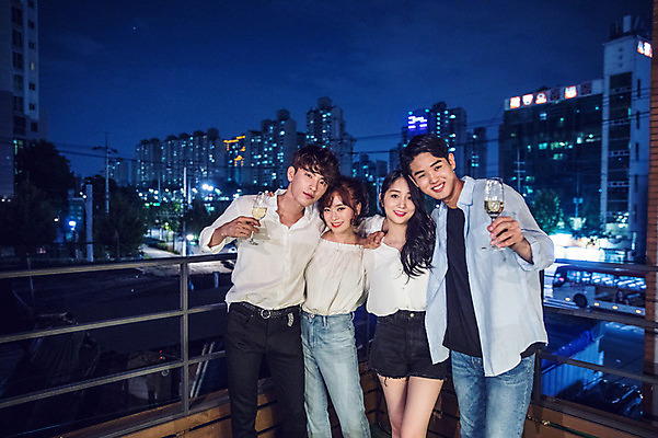 포토 JPG 커플 응시 여자 남자 대학생 포즈 야경 와인잔 난간 모션 어깨동무 대학생라이프 서기 미소 웃음 들기 사람 빌딩 여러명 상반신 20대 성인 야외 앞모습 아웃포커스 캐주얼 파란색 친구 청춘 파티 와인 기댐 다정 한국인 옥상 화이트와인 즐거움 성인만 루프탑 국내포토 학생 라이프스타일 시선 옷 감정 뷰포인트 컬러 다수 컨셉 술잔 관계 주류 촬영기법 표정 동양인 이벤트 청년 건물 야간 파일형식 풍경_경치