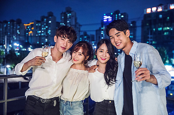 포토 JPG 커플 응시 여자 남자 대학생 포즈 야경 와인잔 난간 모션 어깨동무 대학생라이프 서기 미소 웃음 들기 사람 빌딩 여러명 상반신 20대 성인 야외 앞모습 아웃포커스 캐주얼 파란색 친구 청춘 파티 와인 기댐 다정 한국인 옥상 화이트와인 즐거움 보케 성인만 루프탑 국내포토 학생 라이프스타일 시선 옷 감정 뷰포인트 컬러 다수 컨셉 술잔 관계 주류 촬영기법 표정 동양인 이벤트 청년 건물 야간 파일형식 풍경_경치