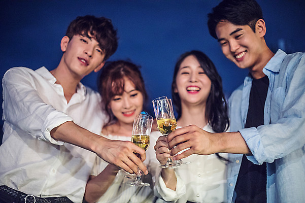 포토 JPG 커플 응시 여자 남자 대학생 로우앵글 와인잔 대학생라이프 서기 미소 웃음 들기 사람 여러명 상반신 20대 성인 야외 앞모습 아웃포커스 캐주얼 파란색 친구 청춘 파티 와인 한국인 야간 옥상 화이트와인 즐거움 건배 성인만 루프탑 국내포토 자연요소 학생 라이프스타일 시선 옷 감정 뷰포인트 컬러 다수 컨셉 술잔 관계 모션 주류 촬영기법 표정 동양인 이벤트 청년 파일형식