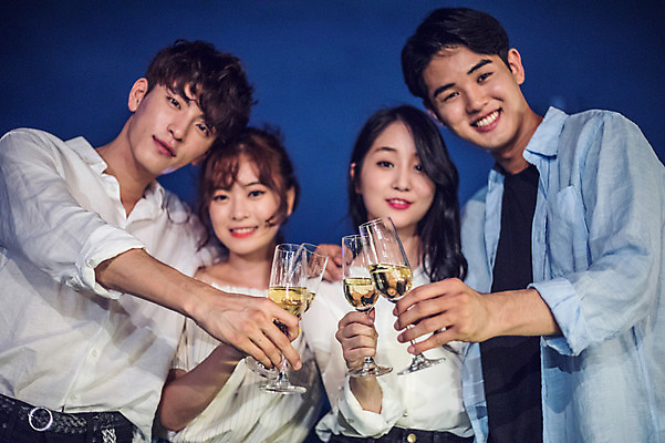 포토 JPG 커플 응시 여자 남자 대학생 로우앵글 포즈 와인잔 모션 대학생라이프 서기 미소 웃음 들기 사람 여러명 상반신 20대 성인 야외 앞모습 아웃포커스 캐주얼 파란색 친구 청춘 파티 와인 한국인 야간 옥상 화이트와인 즐거움 건배 성인만 어깨에손 루프탑 국내포토 자연요소 학생 라이프스타일 시선 옷 감정 뷰포인트 컬러 다수 컨셉 술잔 관계 주류 촬영기법 표정 동양인 이벤트 청년 파일형식