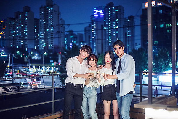 포토 JPG 커플 응시 여자 남자 대학생 허리손 포즈 야경 와인잔 난간 모션 대학생라이프 서기 미소 웃음 들기 사람 빌딩 여러명 상반신 20대 성인 야외 앞모습 아웃포커스 캐주얼 파란색 친구 청춘 파티 와인 한국인 옥상 화이트와인 즐거움 보케 성인만 어깨에손 루프탑 국내포토 학생 라이프스타일 시선 옷 감정 뷰포인트 컬러 다수 컨셉 술잔 관계 주류 촬영기법 표정 동양인 이벤트 청년 건물 야간 파일형식 풍경_경치