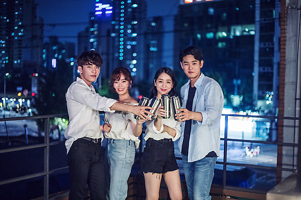 포토 JPG 커플 응시 여자 남자 대학생 포즈 난간 모션 대학생라이프 맥주 서기 미소 들기 사람 여러명 상반신 20대 성인 야외 앞모습 옆모습 아웃포커스 캐주얼 파란색 친구 청춘 파티 한국인 야간 옥상 즐거움 건배 캔맥주 성인만 루프탑 국내포토 자연요소 학생 라이프스타일 시선 옷 감정 뷰포인트 컬러 다수 컨셉 관계 주류 촬영기법 표정 동양인 이벤트 청년 캔 파일형식